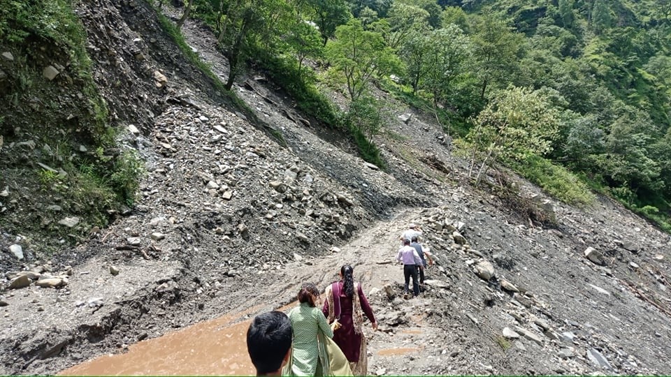 लगातारको बार्षाका कारण बाजुराको सदरमुकाम मार्तडी जोड्ने मुख्य राजमार्ग अवरुद्ध