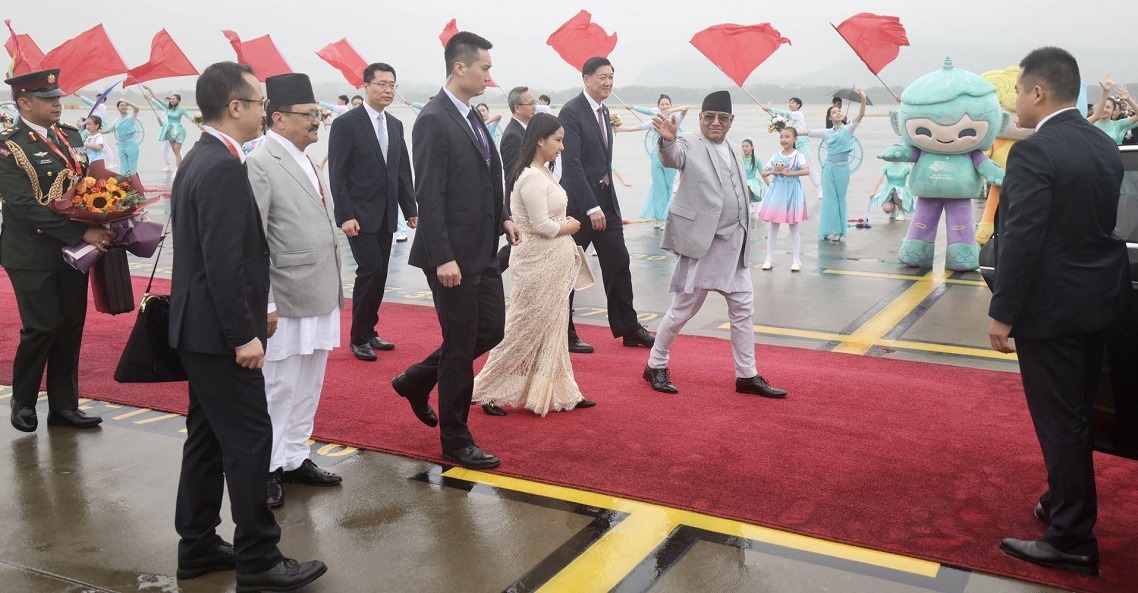 मित्र राष्ट्र चीनको औपचारिक भ्रमणका लागि शनिबार चीन पुगे  प्रधानमन्त्री ‘प्रचण्ड’