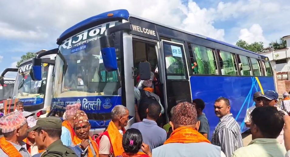 जेष्ठ नागरिकलाई तीर्थयात्रामा पठायो धनगढी उपमहानगरले