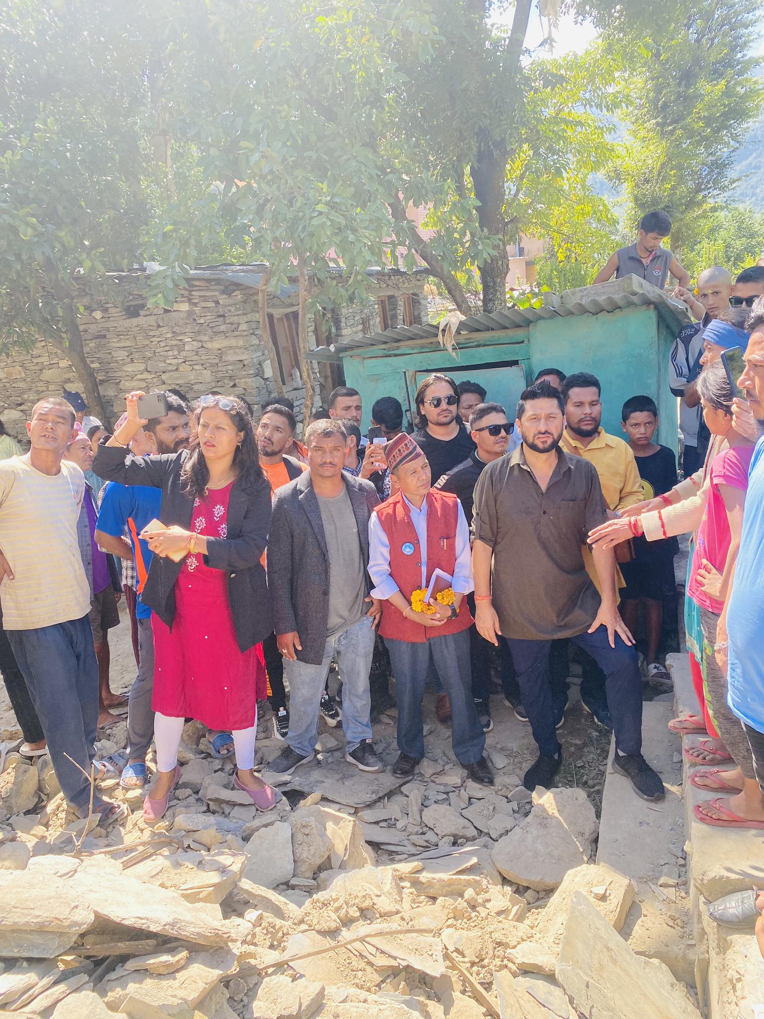 बझाङको भूकम्प प्रभावित क्षेत्र पुगे सभापति रवि लामिछाने