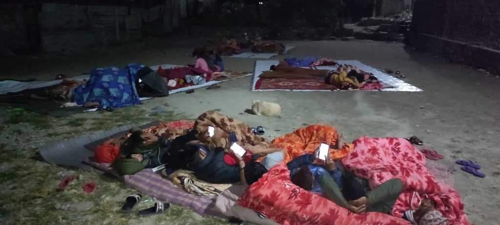 भुकम्पको पराकम्पनको त्रासले रात भर खुला चौरमा  जाग्राम बझाङमा