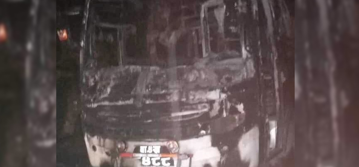 गुडिरहेको शिवपुरी यातायातको बसमा आगलागी