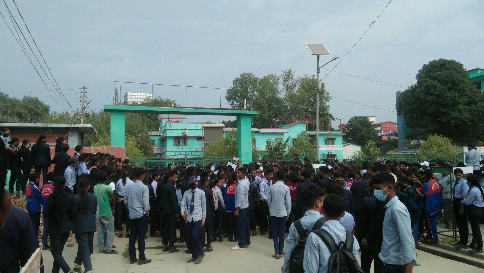 धनगढी त्रिनगर माध्यमिक विद्यालयका विद्यार्थी दुई दिन देखी  आन्दोलित,