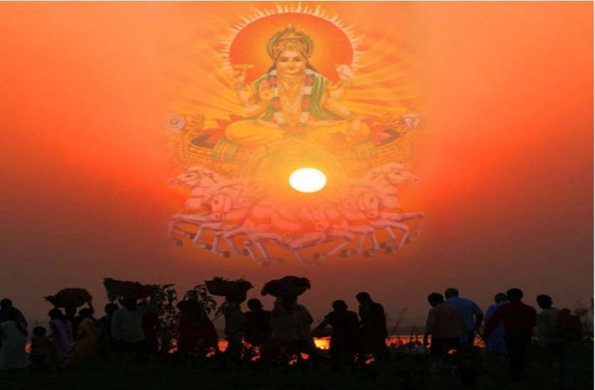 छठ पर्वको मुख्य दिन, अस्ताउँदो सूर्यलाई अर्घ दिइँदै