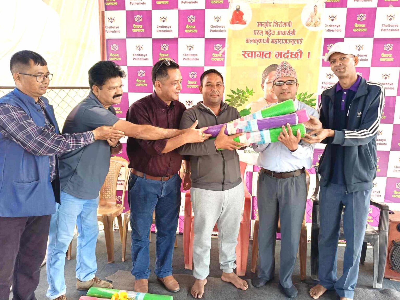 चैतन्य पाठशालाद्वारा  पतन्जली योग केन्द्रलाई सामग्री हस्तान्तरण