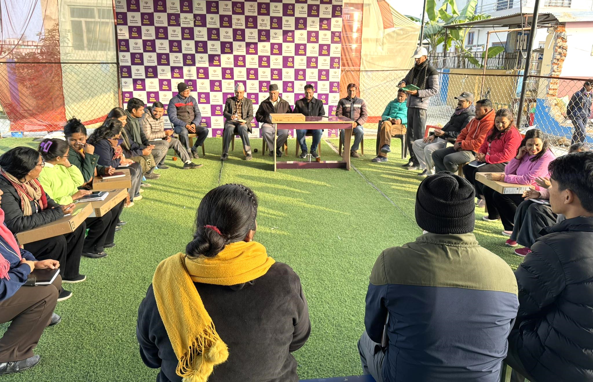 चैतन्य पाठशालाका प्रमुख सल्लाहकार पन्तद्धारा शिक्षकलाई ल्यापटप प्रदान