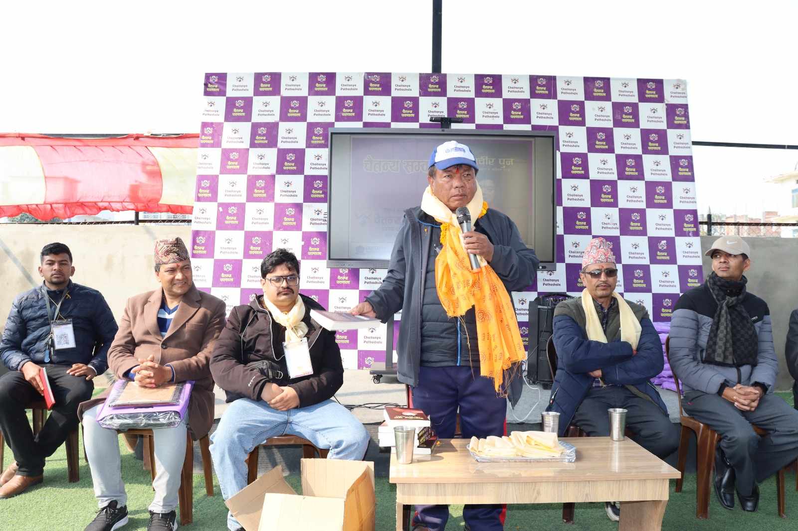 धनगढी पुगेका डा महाविर पुनलाई चैतन्यले गर्‍यो सम्मान