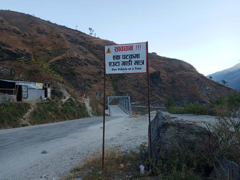 बाजुराको  गुइगाड खोलाको पक्की पुलमा एक पटक एउटा गाडी मात्र…?