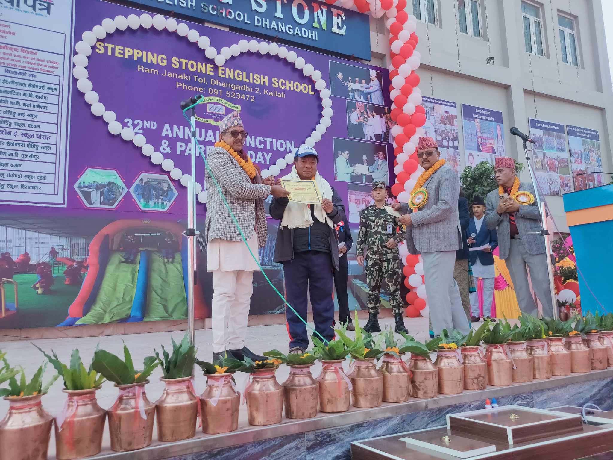 धनगढीको स्टेपीङ स्टोन इङलिस स्कूलले राष्ट्रिय आविस्कार केन्द्रलाई आर्थिक सहयोग