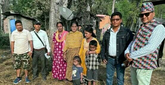 आगलागी पीडित लाई चैतन्य पाठशालाका अध्यक्ष जोशीले पीडित परिवार खाद्यान्न सहयोग