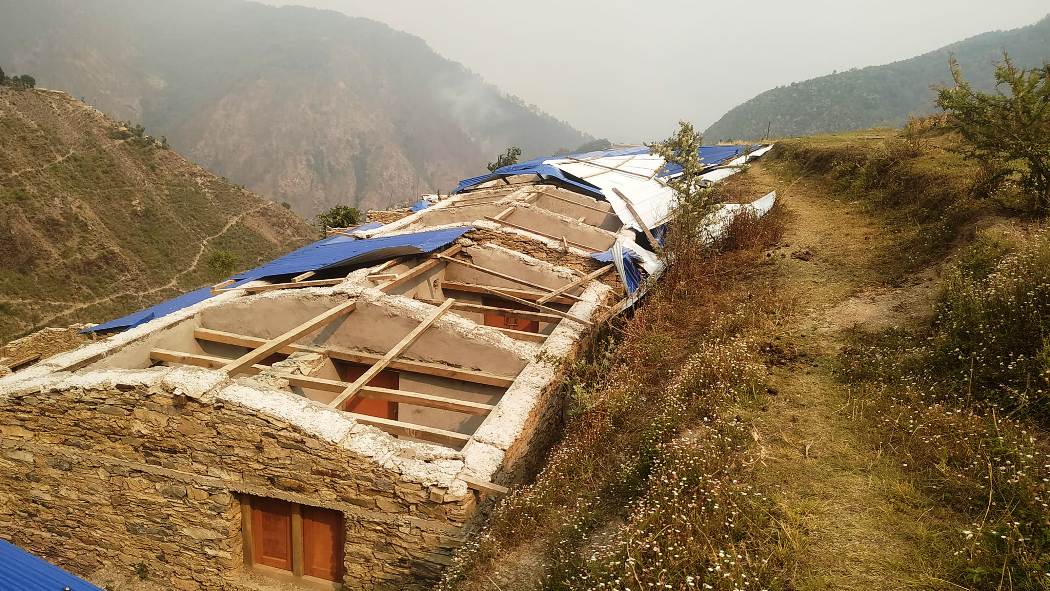 बाजुरामा हावाहुरीका कारण ४० परिवारका घरमा क्षति